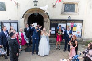 W tym roku miałam przyjemność wykonywać zdjęcia na ślubie Polsko-Włoskim. Wspominając o atrakcjach ślubnych mam na myśli, na przykład puszczanie gołębi pod kościołem i taniec Panny Młodej z kominiarzem.