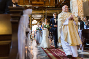 Parę Młodą z poniższego reportażu ślubnego poznałam na sesji narzeczeńskiej. Ślub Justyny i Przemka odbył się w pięknej bazylice w Olkuszu.