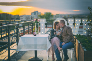 Kolejna sesja na dachu. Tym razem z zachodem słońca i popularnym w tym roku napisem love. Romantyczna kolacja na dachu przy zachodzie słońca – zapraszam do oglądania.