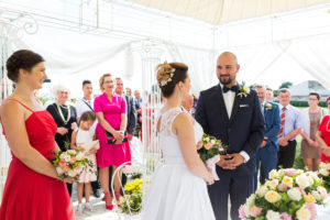 Pięknego, upalnego dnia odbył się romantyczny ślub plenerowy Angeliki i Jacka. Ceremonia zaślubin odbyła się pod śliczną altanką.