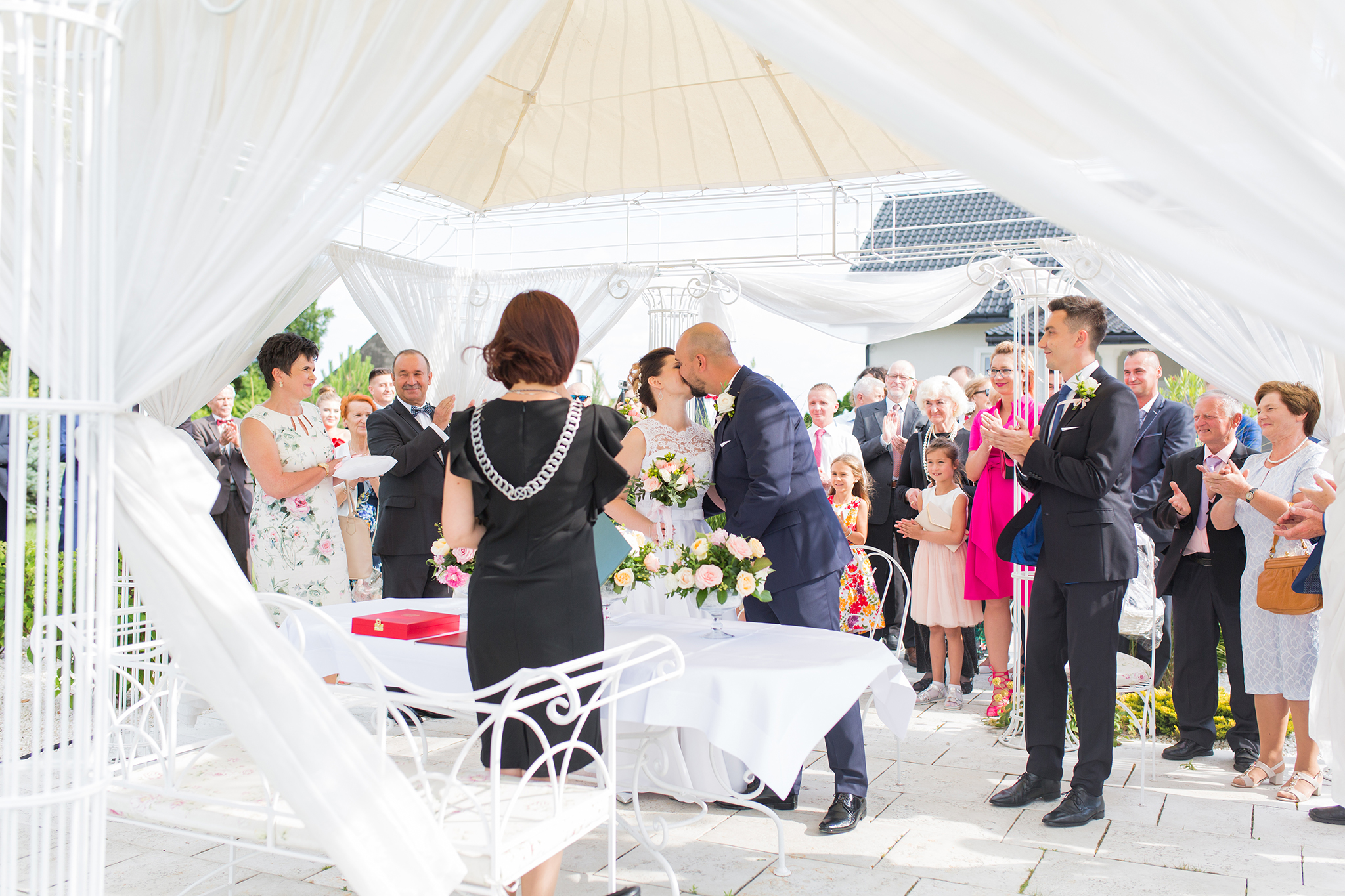 Pięknego, upalnego dnia odbył się romantyczny ślub plenerowy Angeliki i Jacka. Ceremonia zaślubin odbyła się pod śliczną altanką.